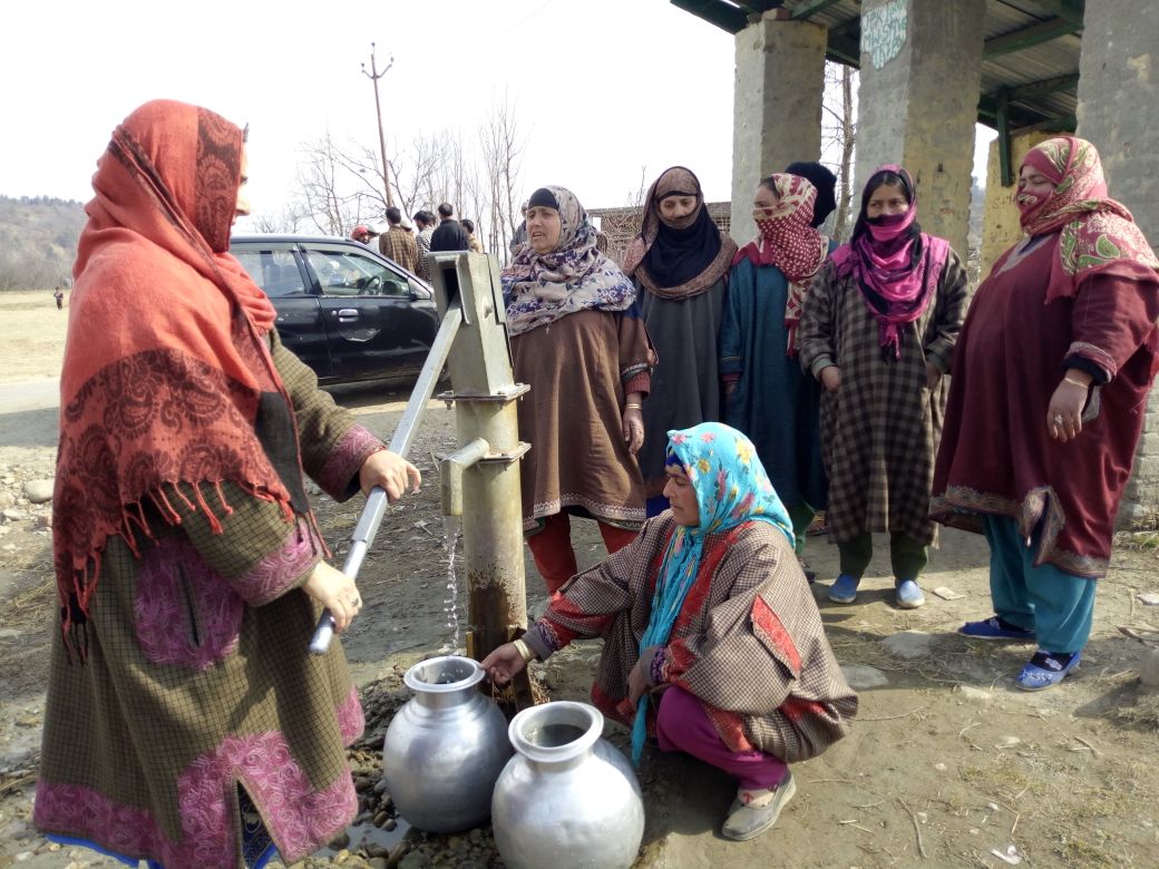 People of a remote village of Kulgam have no water supply yet the village depends upon a single tube well