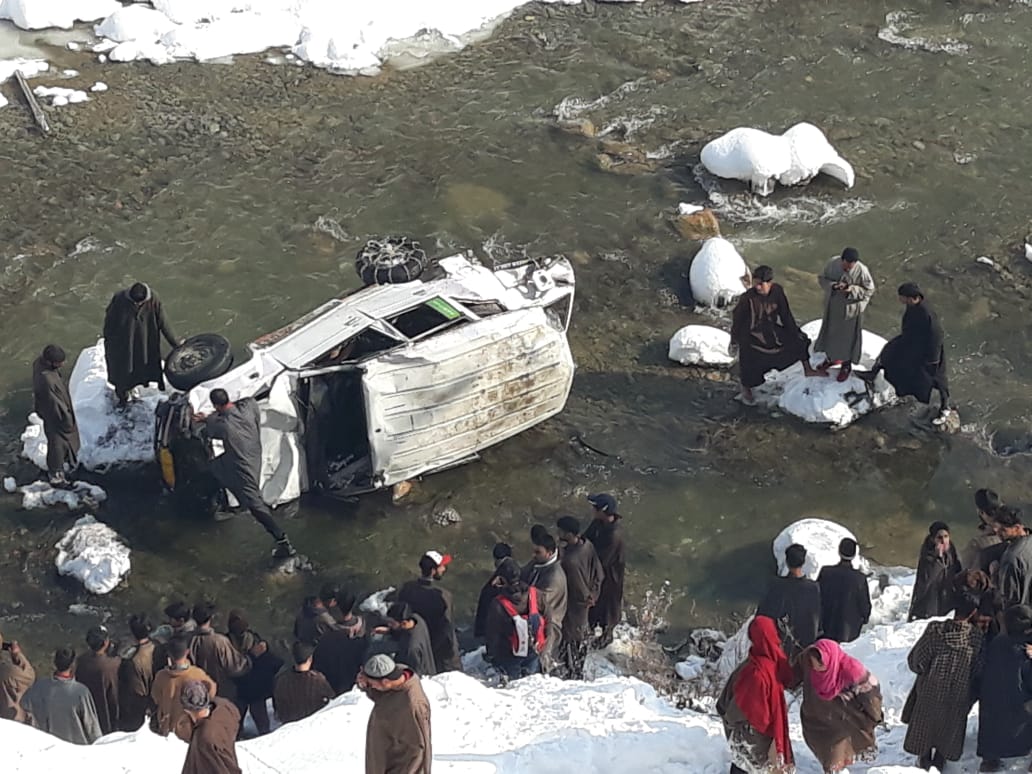Five persons injured as sumo plunges into nallah in Kalaroos