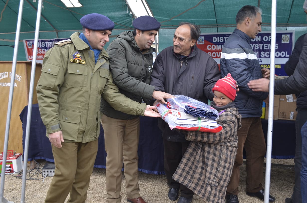 Pulwama police distributes items to Government School, needy persons of the area