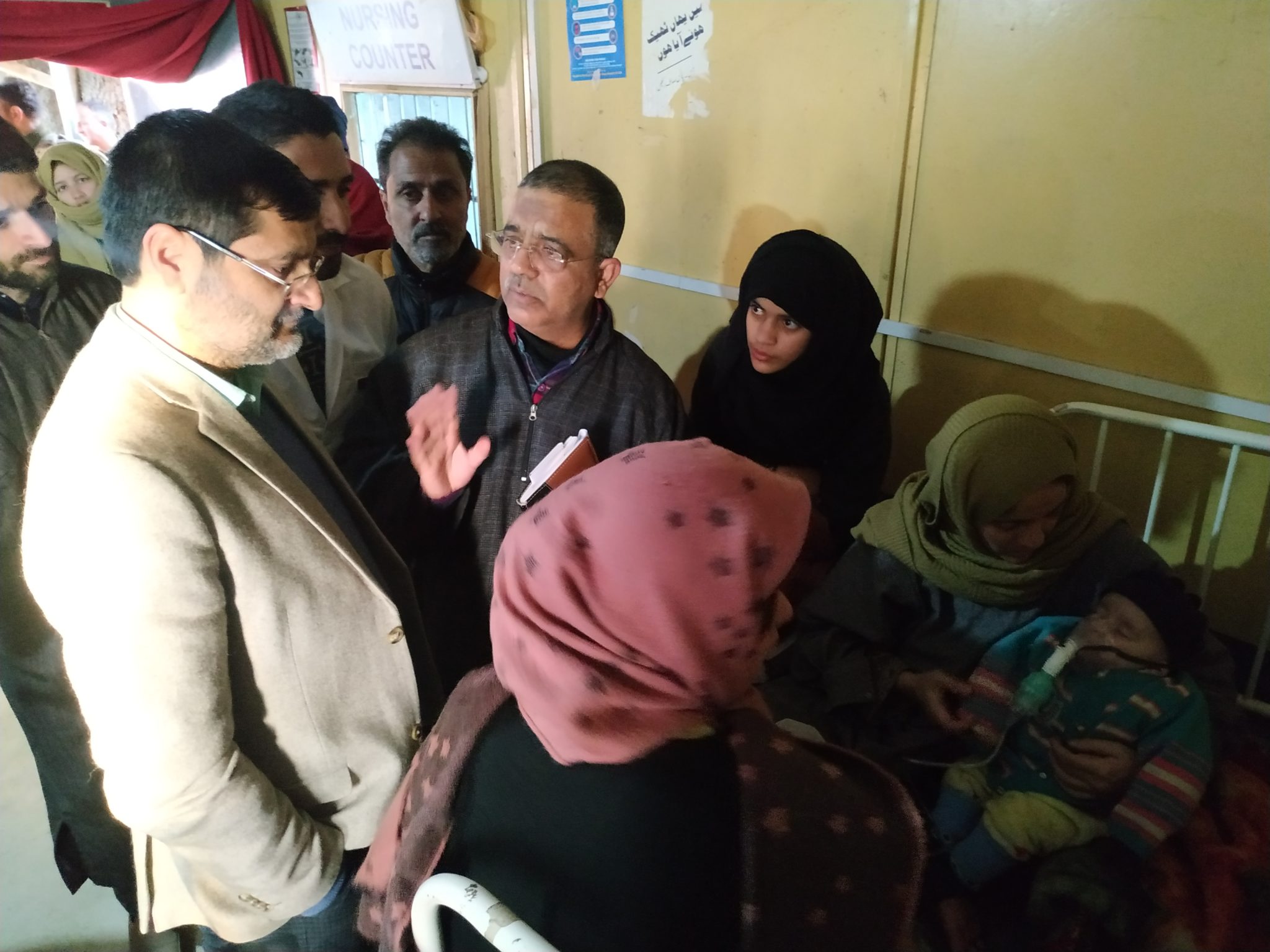 DC Bandipora pays surprise visit to Distt hospital, Main Market