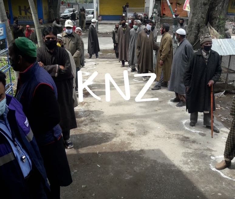Ganderbal Police ensured social distancing while controlling rush outside JK Bank Nunner Ganderbal
