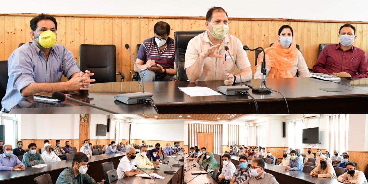 DC Ganderbal urges for punctuality, effective delivery of services to public