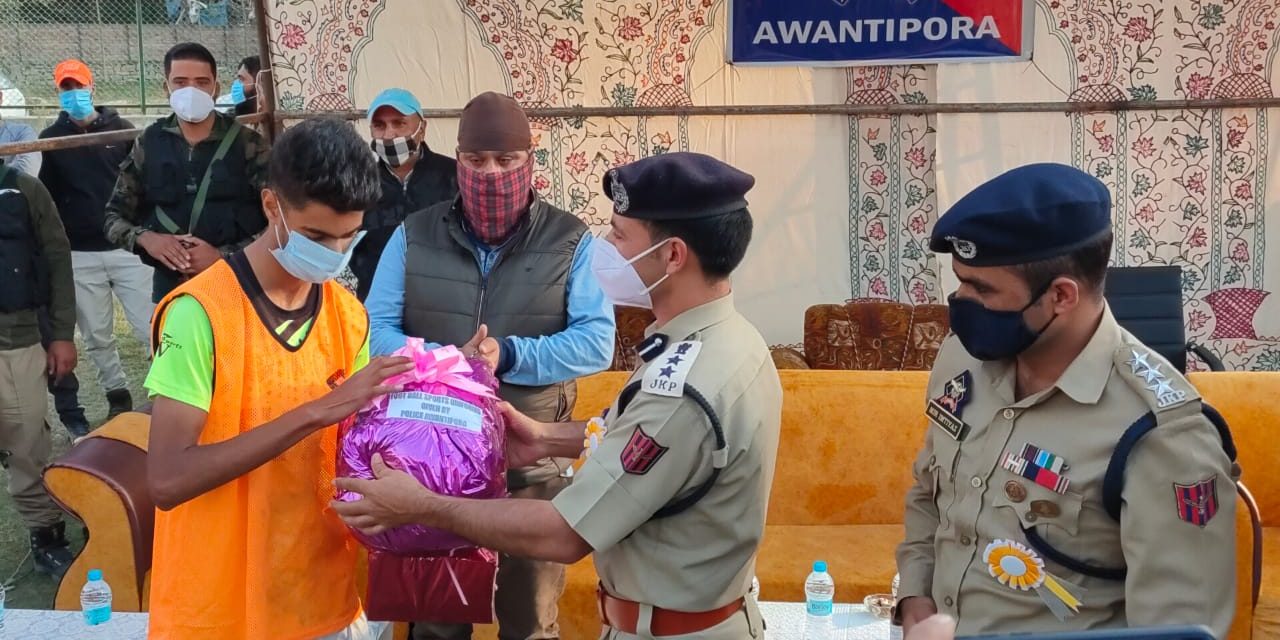 Awantipora police distributes sports kits among football teams