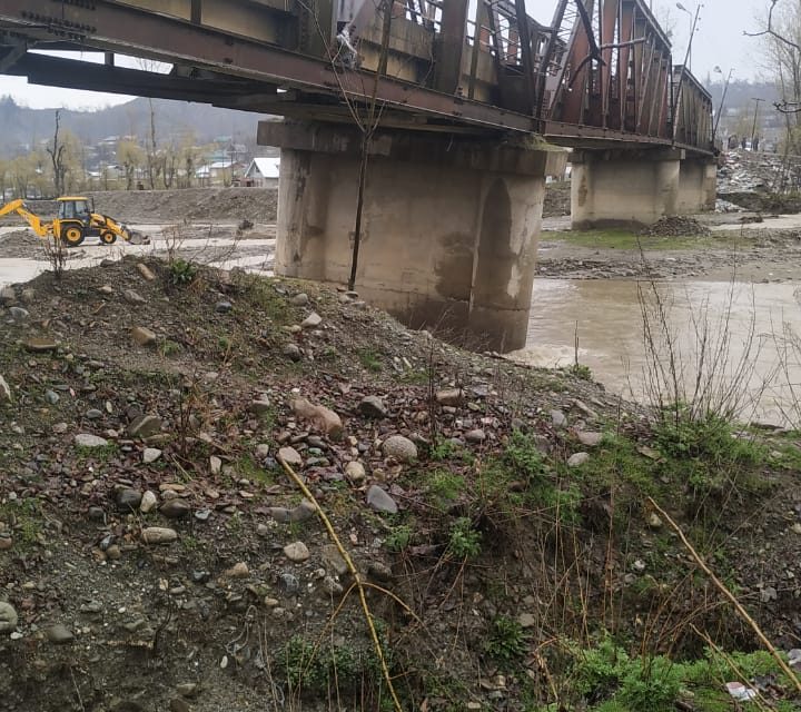 Flash floods damage portion of bridge in Handwara, traffic halted