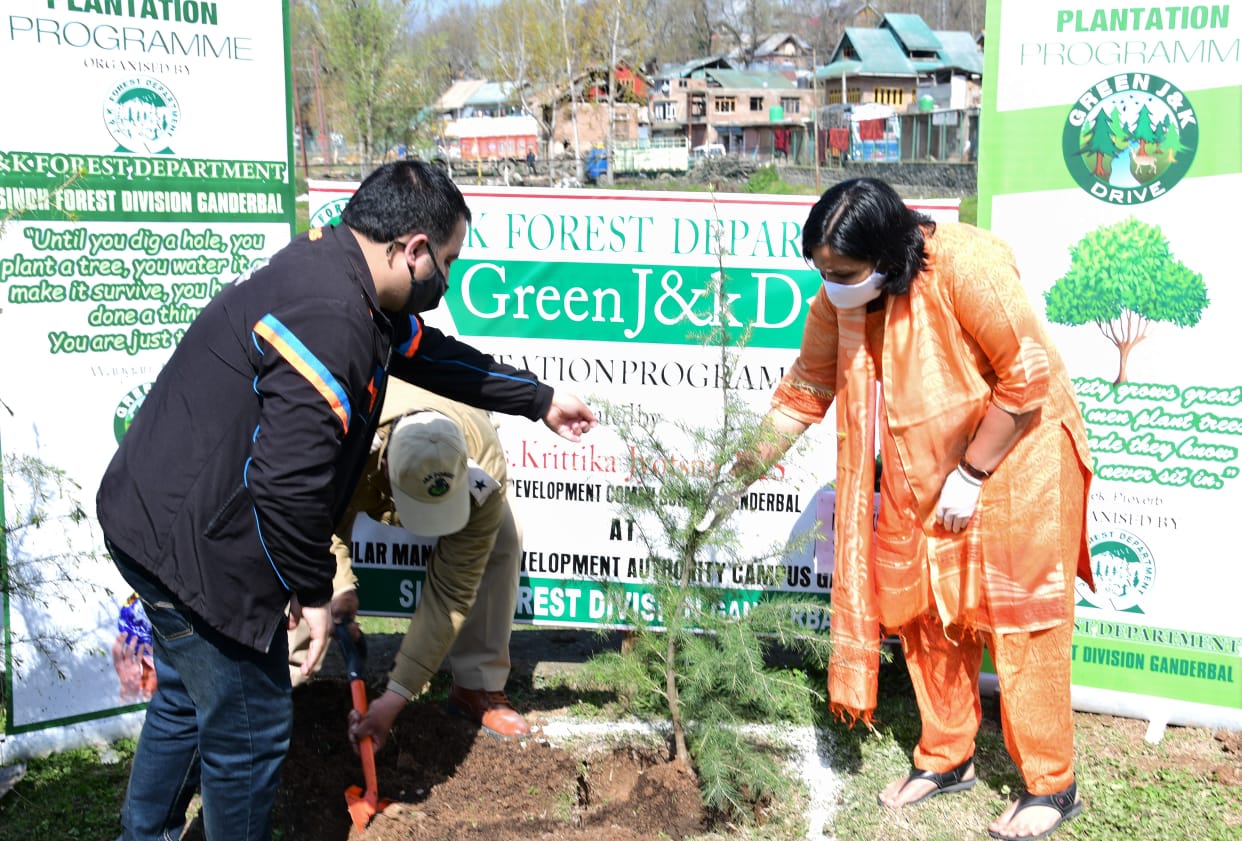 DC Ganderbal initiates plantation drive in Manasbal Development Park.