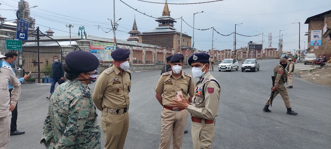 IGP Kashmir Visits Parts Of Srinagar Amid Conona Curfew In Kashmir