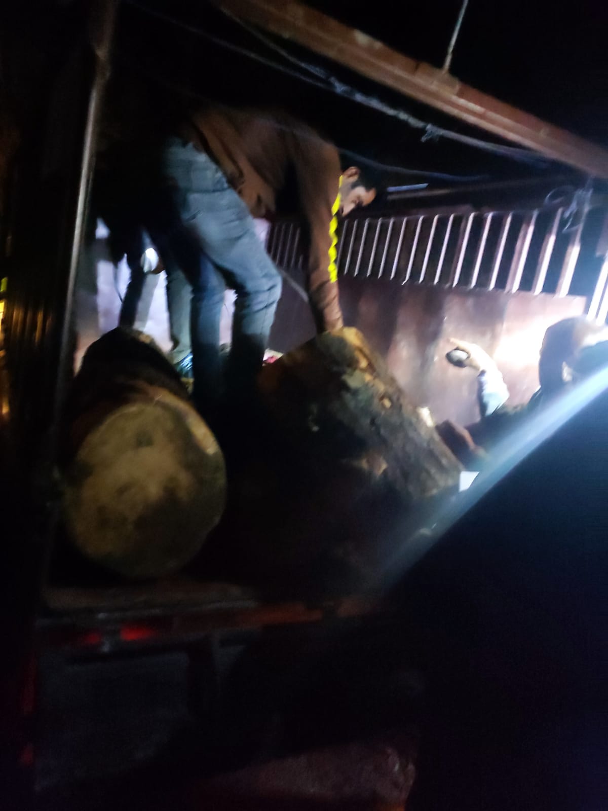 Vehicle With Illicit Timber seized in Kangan,driver arrested