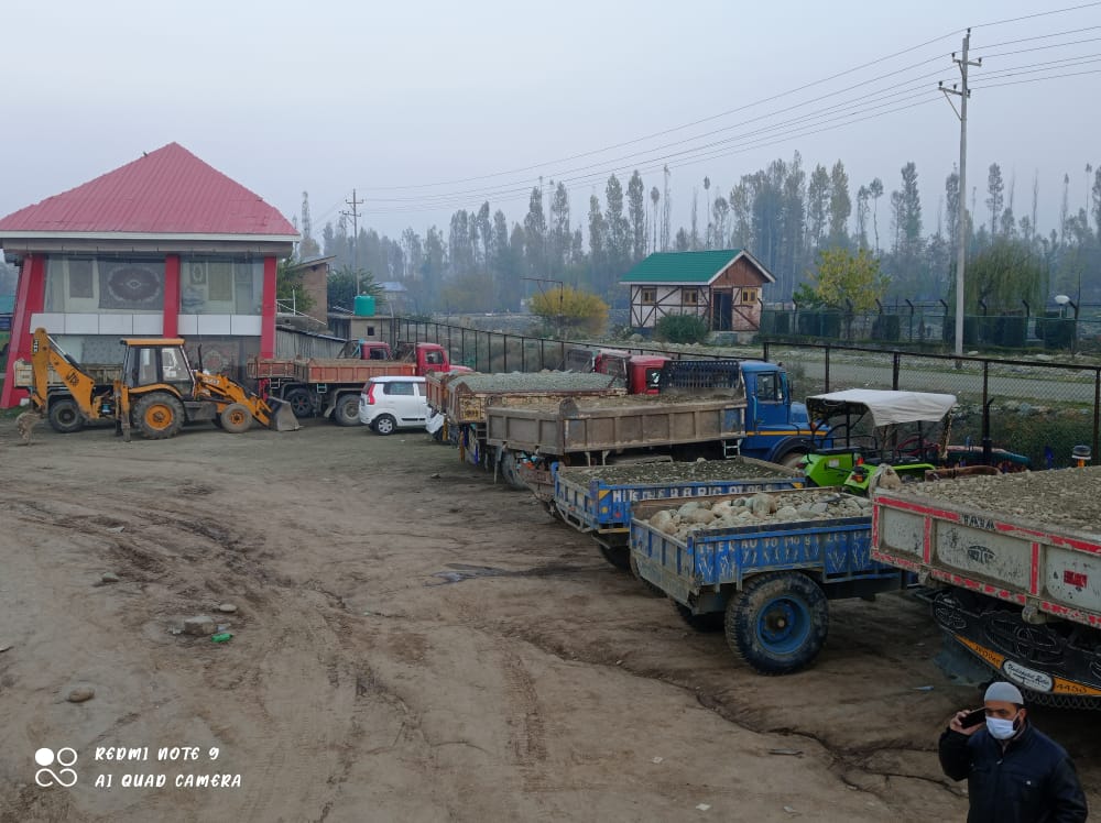 Police seizes 13 vehicles for illegal extraction and transportatioin of minerals in Baramulla, 08-11-2021