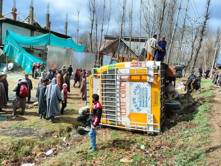 Several Persons Injured in Pattan Road Mishap