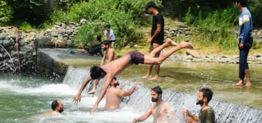 Kashmir Swelters Under Heat Wave, Monsoon Rain Brings Respite To Jammu