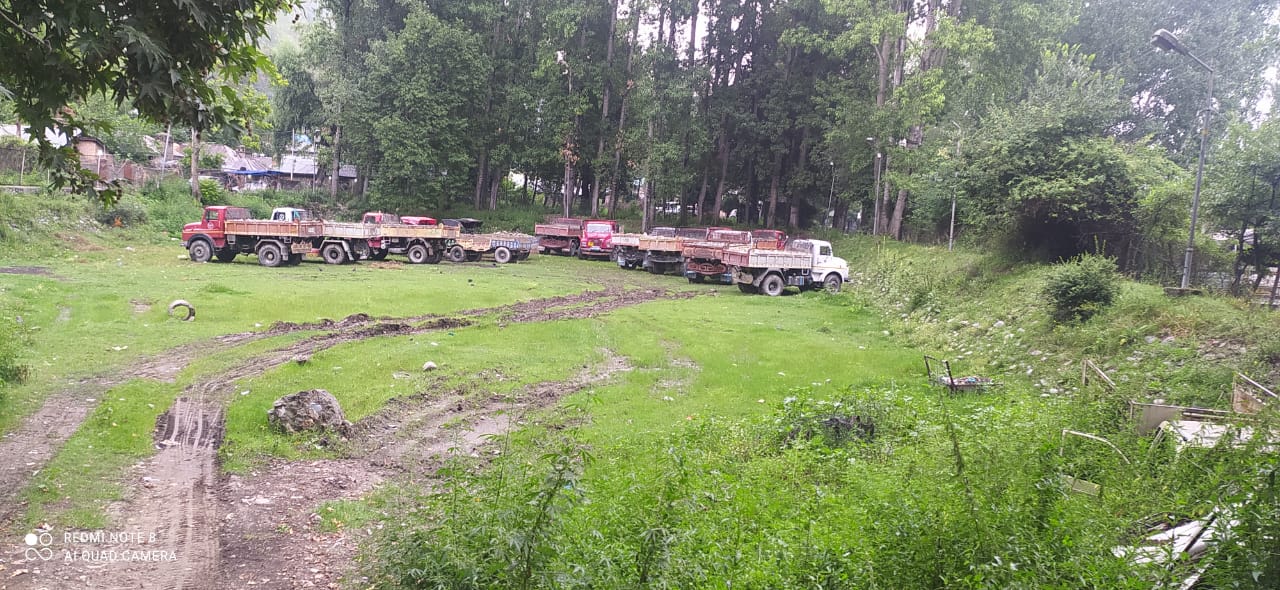 14 tippers among 17 Vehicles seized for illegal extraction during night raids in Ganderbal