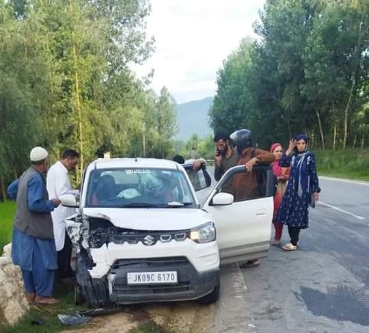 5 Persons Injured As 2 Cars Collide Along Highway in Kupwara