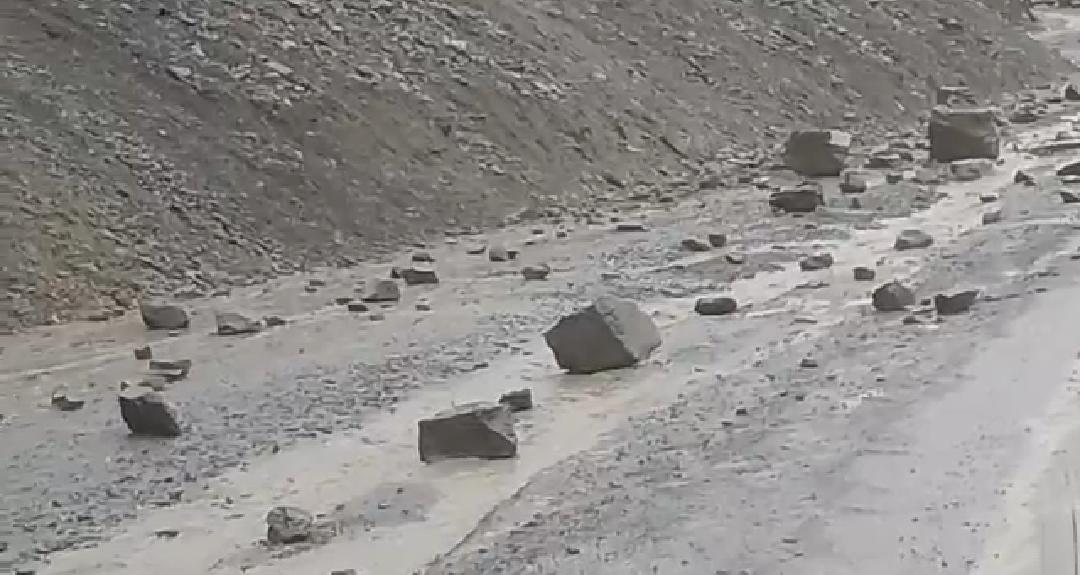 Shooting stones, mudslides shuts Jammu-Srinagar highway