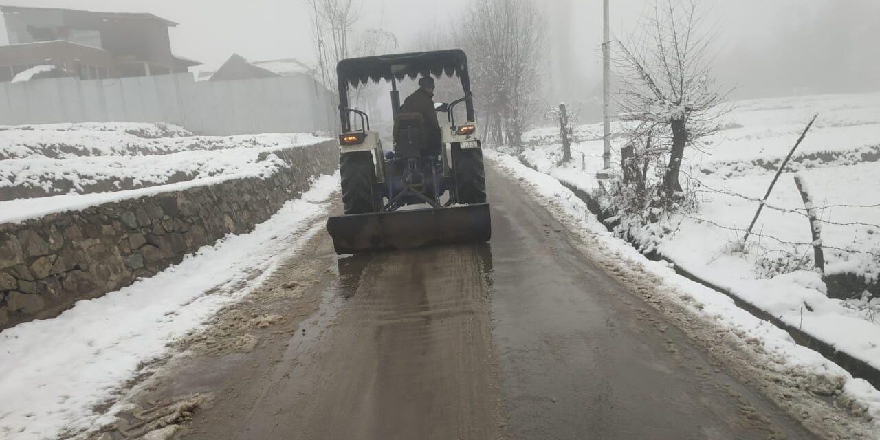 R&B clears snow from 50KM strech of roads in Ganderbal:Executive Engineer Tatheer Manzoor