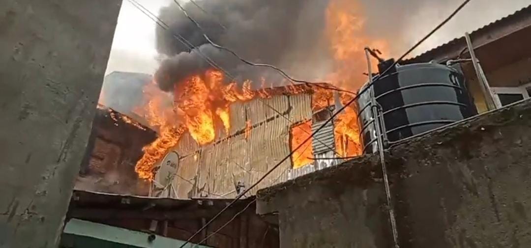 Massive fire breaks out in Old town Bla