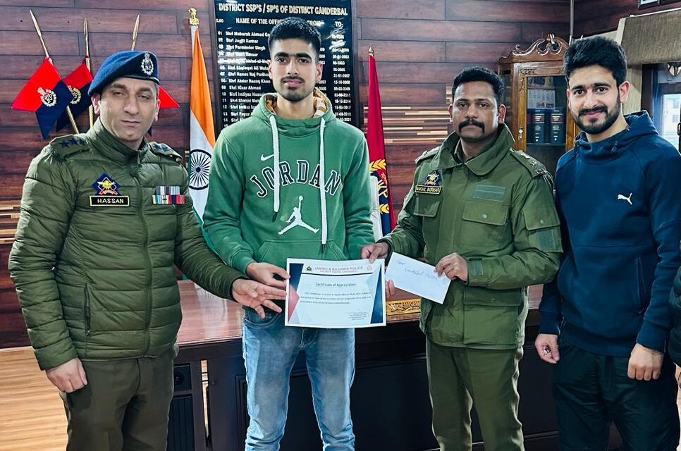 Ganderbal Police felicitated young innovator from Safapora at DPO Ganderbal