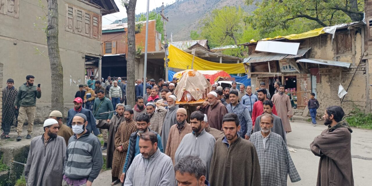 Muslims help perform last rites of Kashmiri Pandit at Wussan Kangan