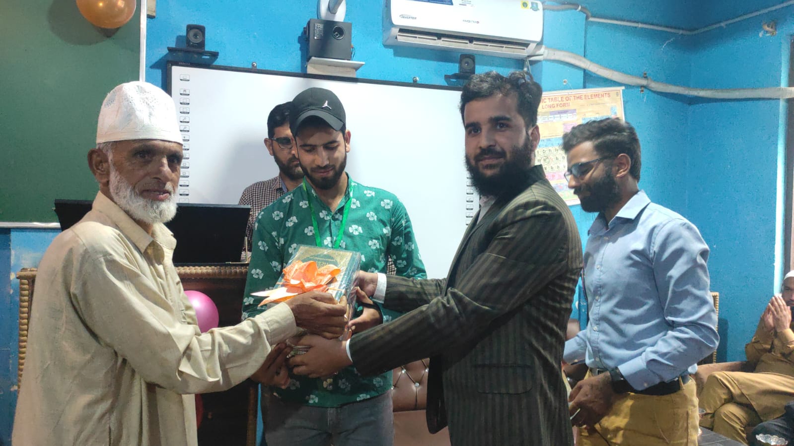 Zedny classes Kangan felicitates 10th, 12th meritorious students