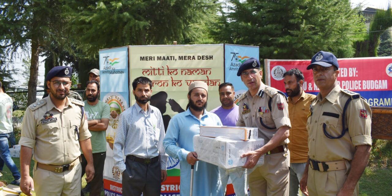 Police distributes essential items among specially-abled persons in Budgam