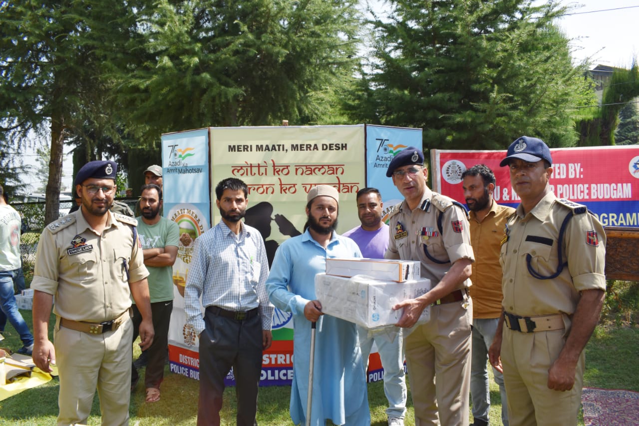 Police distributes items among specially abled persons, 11-08-2023