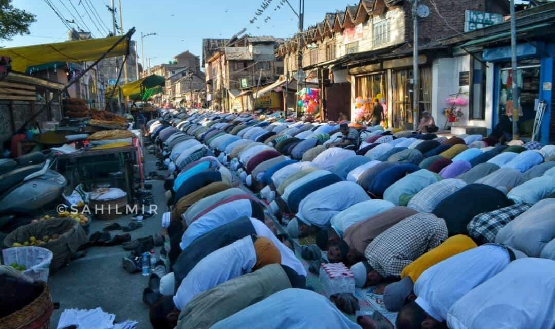 Thousands of people thronged the Naqshband Sahib (R.A) Shrine today in Khawaja Bazar area of downtown Srinagar to participate in Khoja Digar prayers.