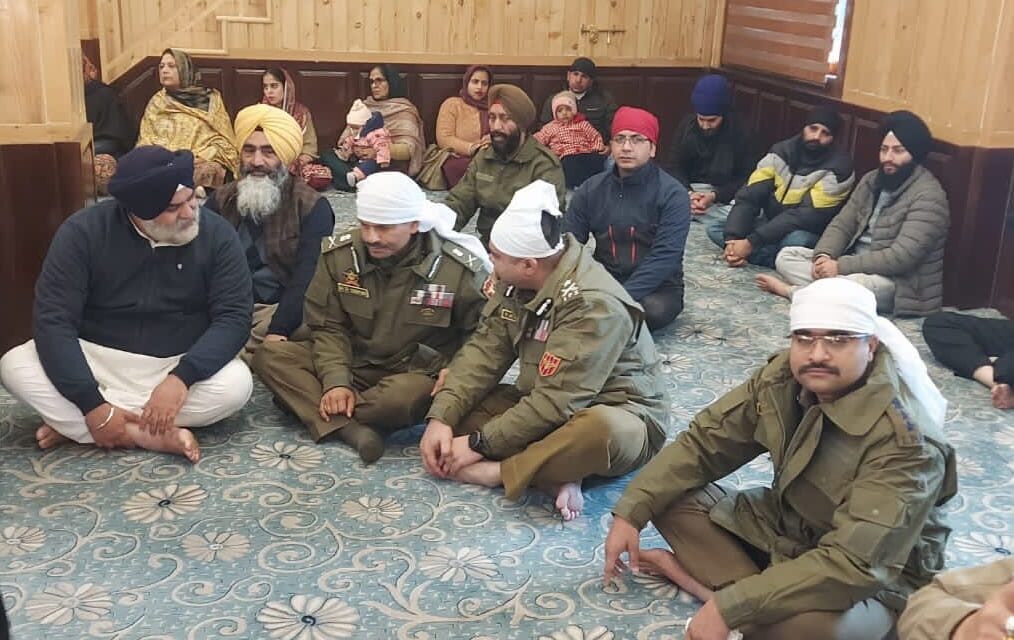 Guru Nanak Jayanti celebrated with religious fervor;DGP, IGP among other officers pay obeisance at Chatti Padhshahi Gurudwara