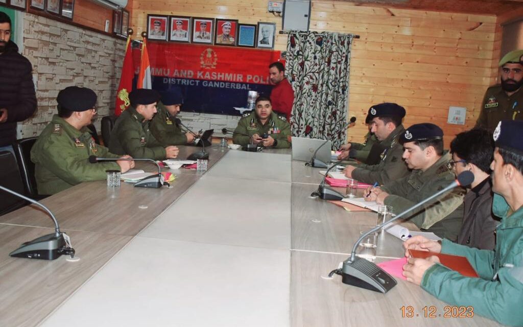 IGP Kashmir reviews security measures in Ganderbal;Unveils stringent measures to combat online threats & vigilance against terror propagation on social media platforms