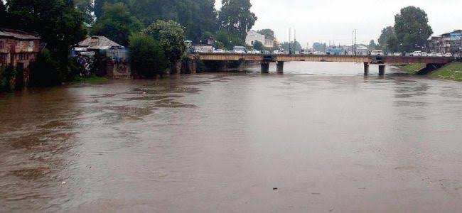 Jhelum swells, sets alarm bells ringing in Kashmir