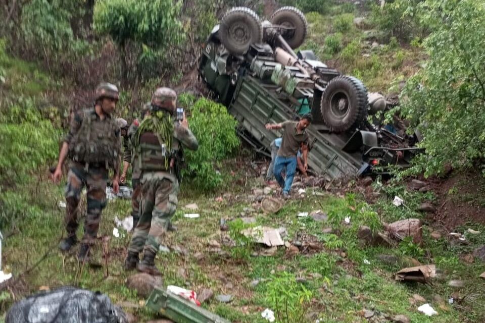 2 army men injured in Rajouri road mishap