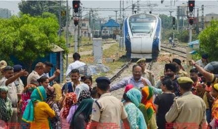 Women stop Vande Bharat train in Jammu to protest against water crisis