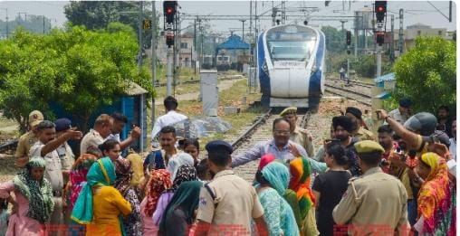 Women stop Vande Bharat train in Jammu to protest against water crisis
