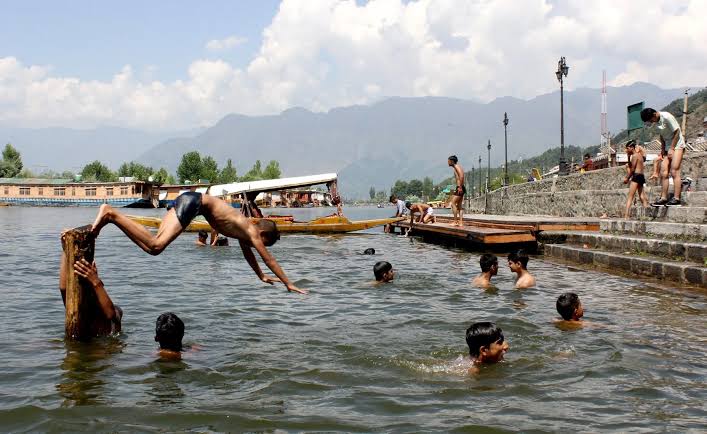 Kashmir swelters in heatwave; Kokernag records hottest day ever, Srinagar sees highest temp in 25 years