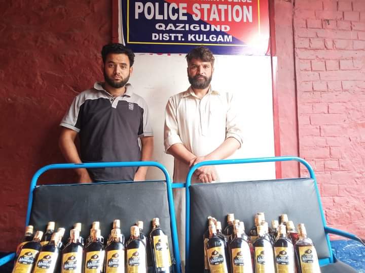 Police arrests 02 bootleggers in Kulgam; recovers 34 bottles of illicit liquor