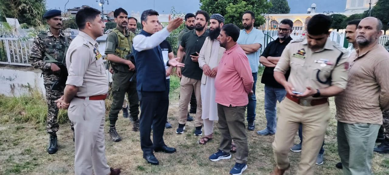 DC Srinagar visits Hazratbal; finalizes arrangements for Eid ul Adha