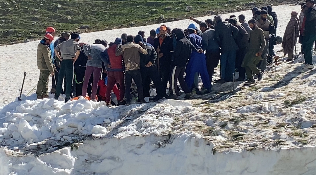 Sonamarg Snow cavity accident:Local sledge rider’s body retrieved from snow cavity at Thajwas Glacier Sonamarg