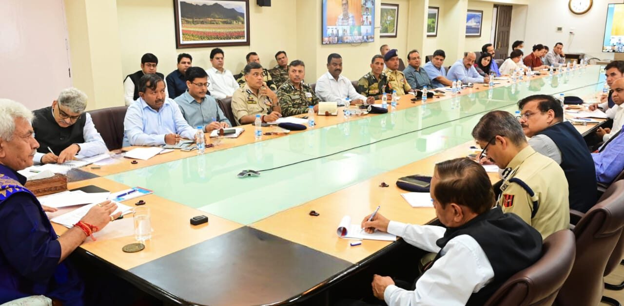 J-K LG holds meeting with district, police officials to review I-Day celebration preparations