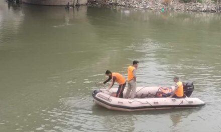 Man jumped into river jhelum from Zaina kadal