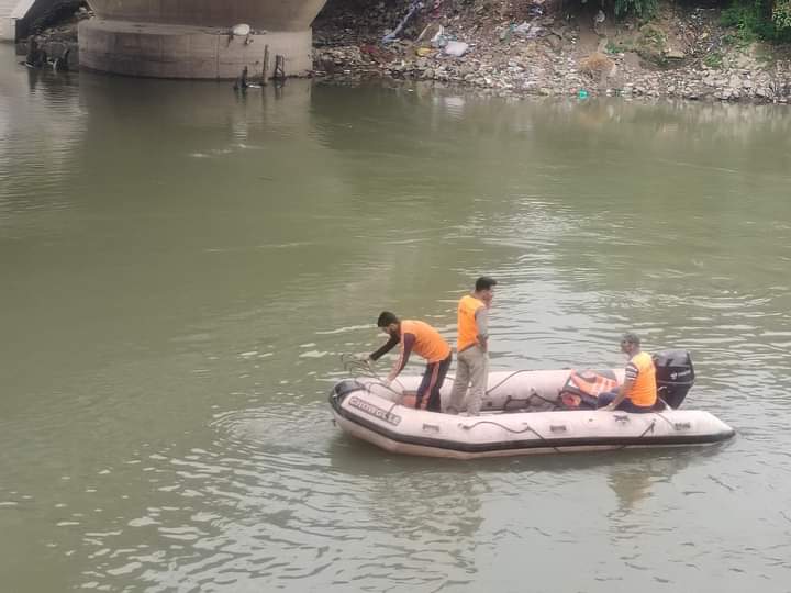 Man jumped into river jhelum from Zaina kadal