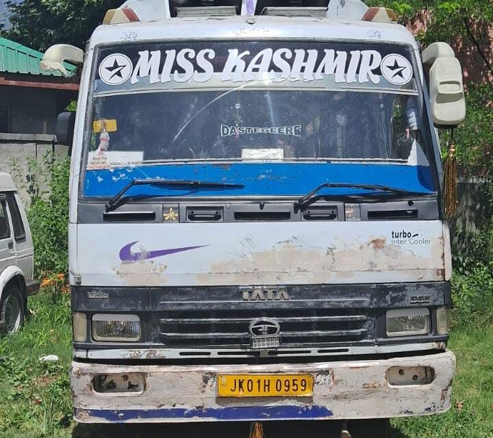 ARTO Ganderbal seized Mini-bus after passengers complained misbehaviour by driver