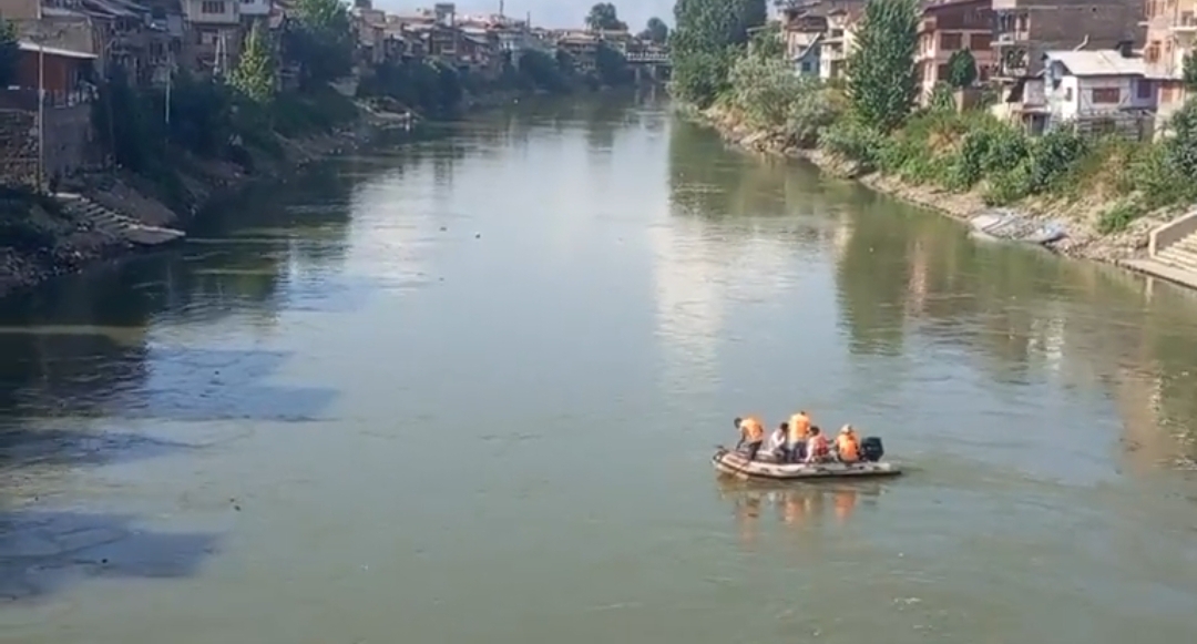 Girl jumps Jhelum in Srinagar’s Habba Kadal, rescue op launched