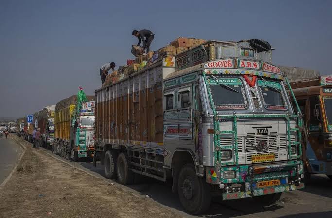 Trucks carrying fruits, vegetables on National Highway to be given priority: Govt