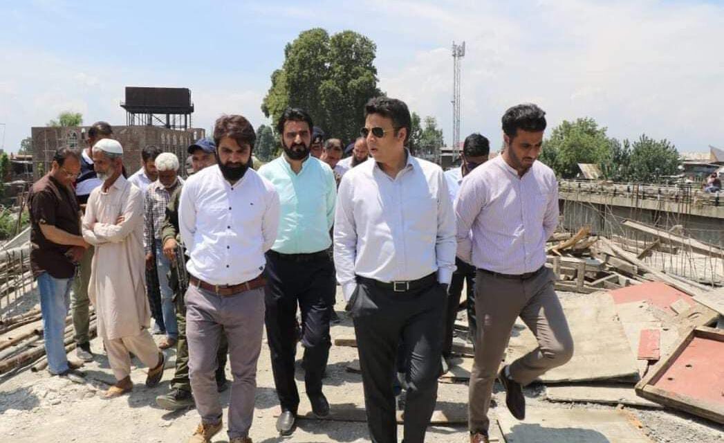 Srinagar Admin begins Fencing of bridges at Nawa Kadal, Fateh kadal , Gow kadal, Safakadal and Noor Jahan Bridge Qamarwari