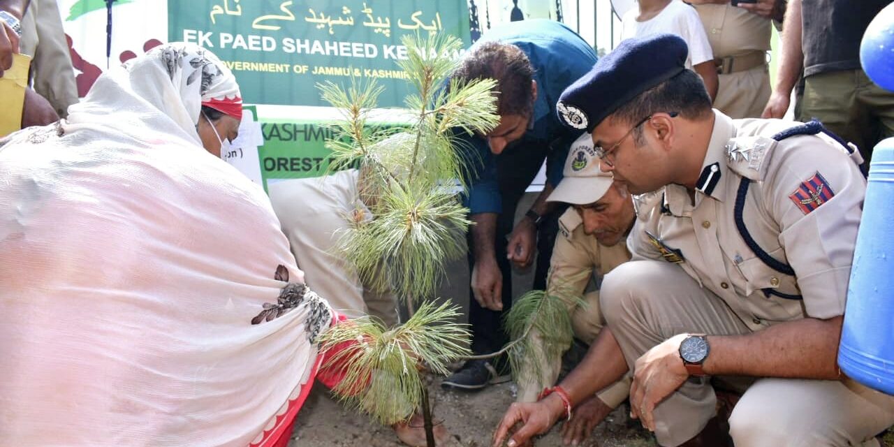 In the loving memory of Police Martyrs, police launches plantation drive in Ganderbal