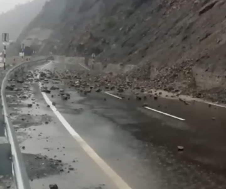 Jammu-Sgr highway closed for traffic at Ramban due to mudslide