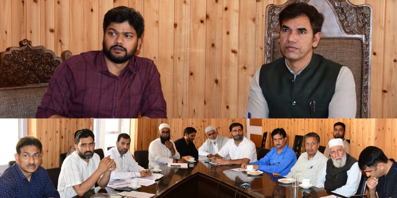 Div Com Kashmir visits Ganderbal, reviews 2nd SSR in district;3221 New registration made during ongoing SSR