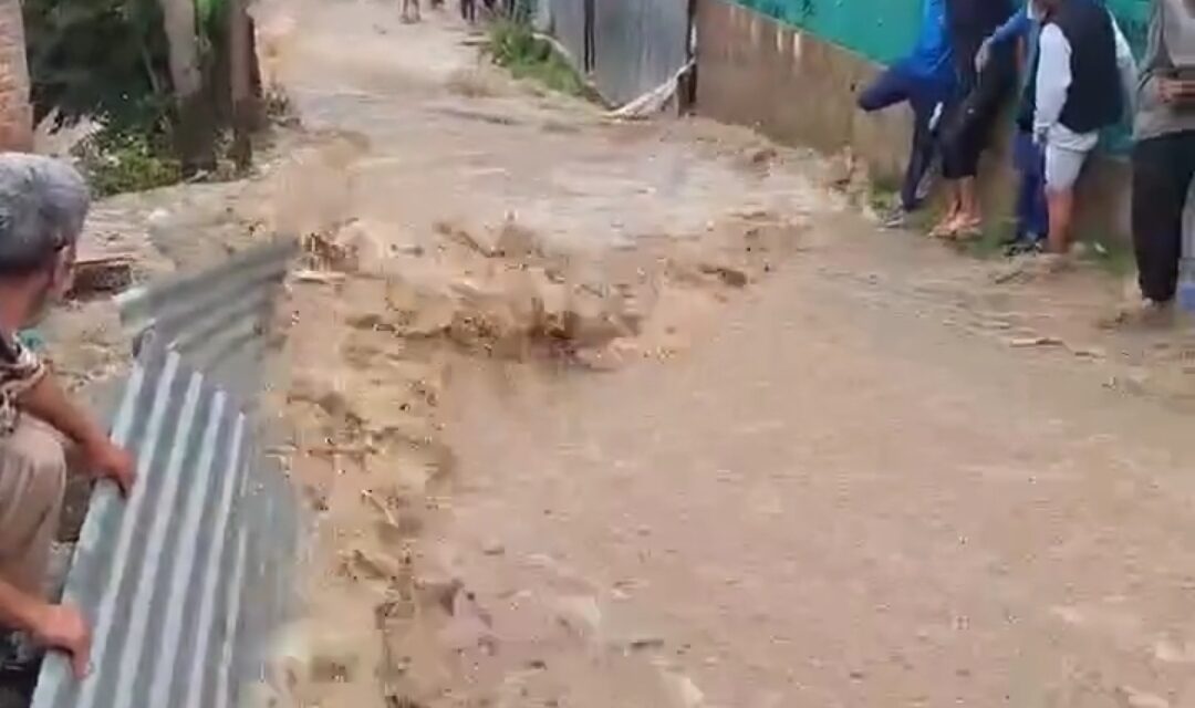 Flood-like situation in Keller Pulwama after occurrence of cloudburst, Rescue operation underway