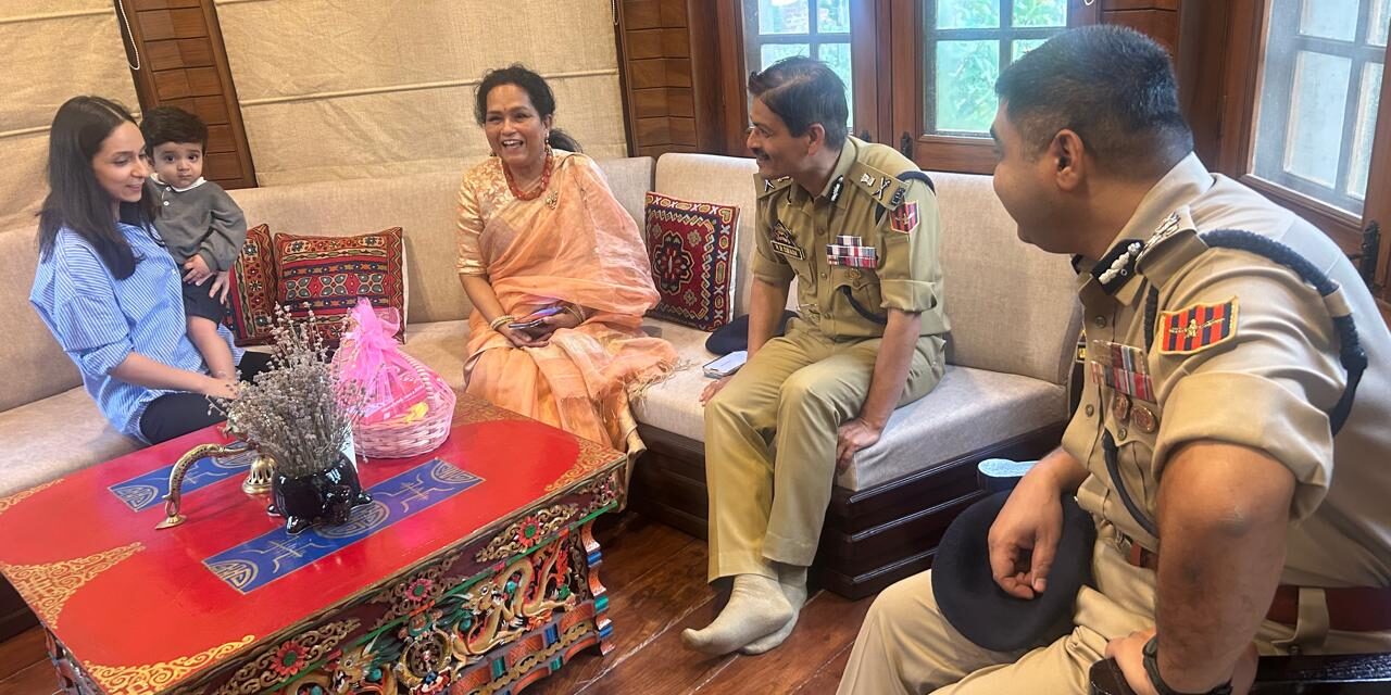 DGP, IGP Kashmir Visits Late DySP Humayun’s Residence,Pays Tribute