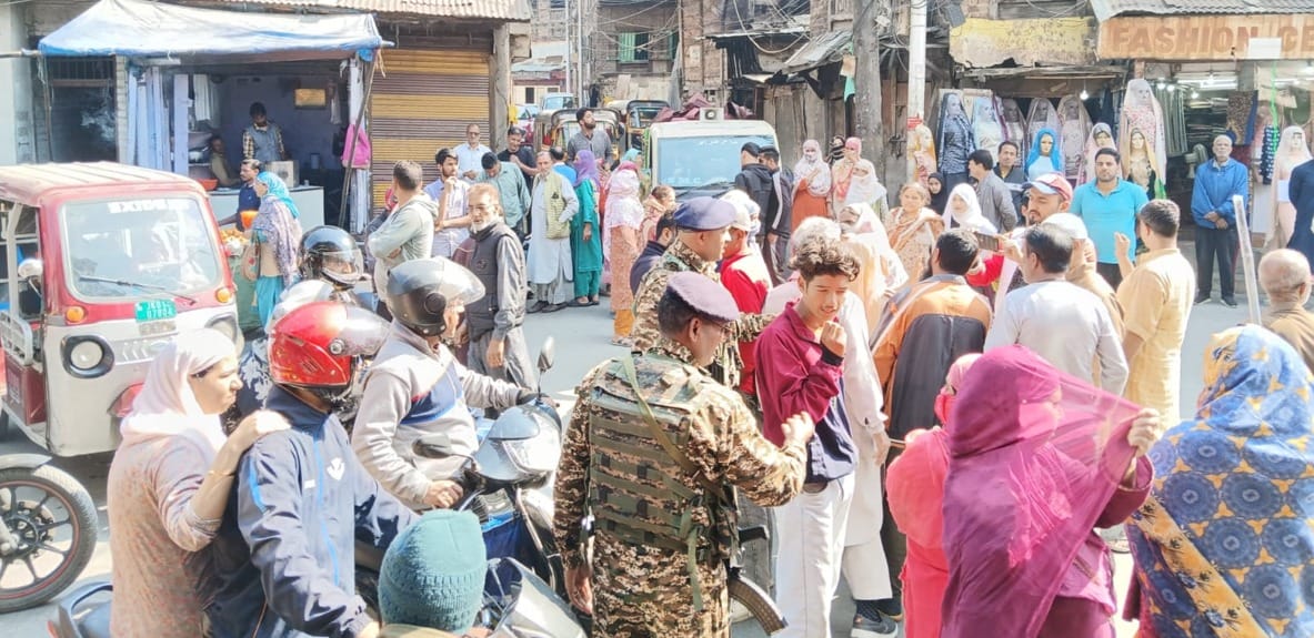 Water Crisis Hits Habakadal: Female Protesters Block Road, Demand Water Supply