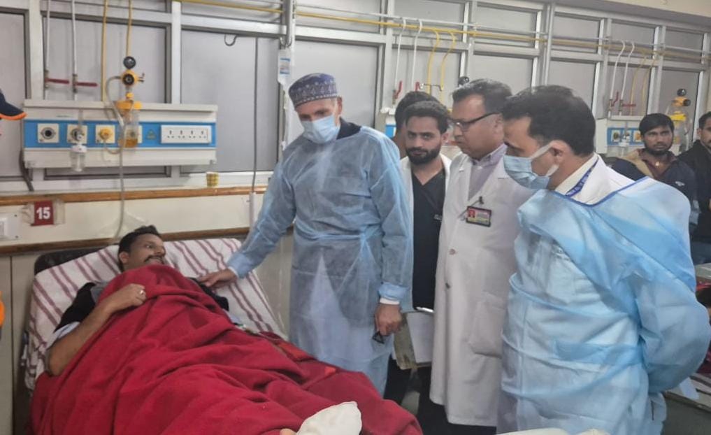 Chief Minister Omar visits SKIMS, assures best care for civilians injured in Gagangeer