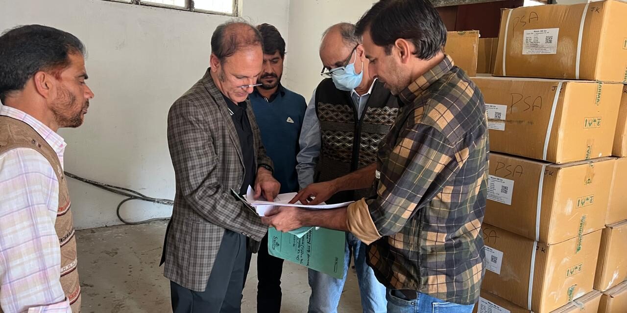 Director Law Enforcement J&K along-with team inspects pesticide, fertilizer dealers in Central & South Kashmir